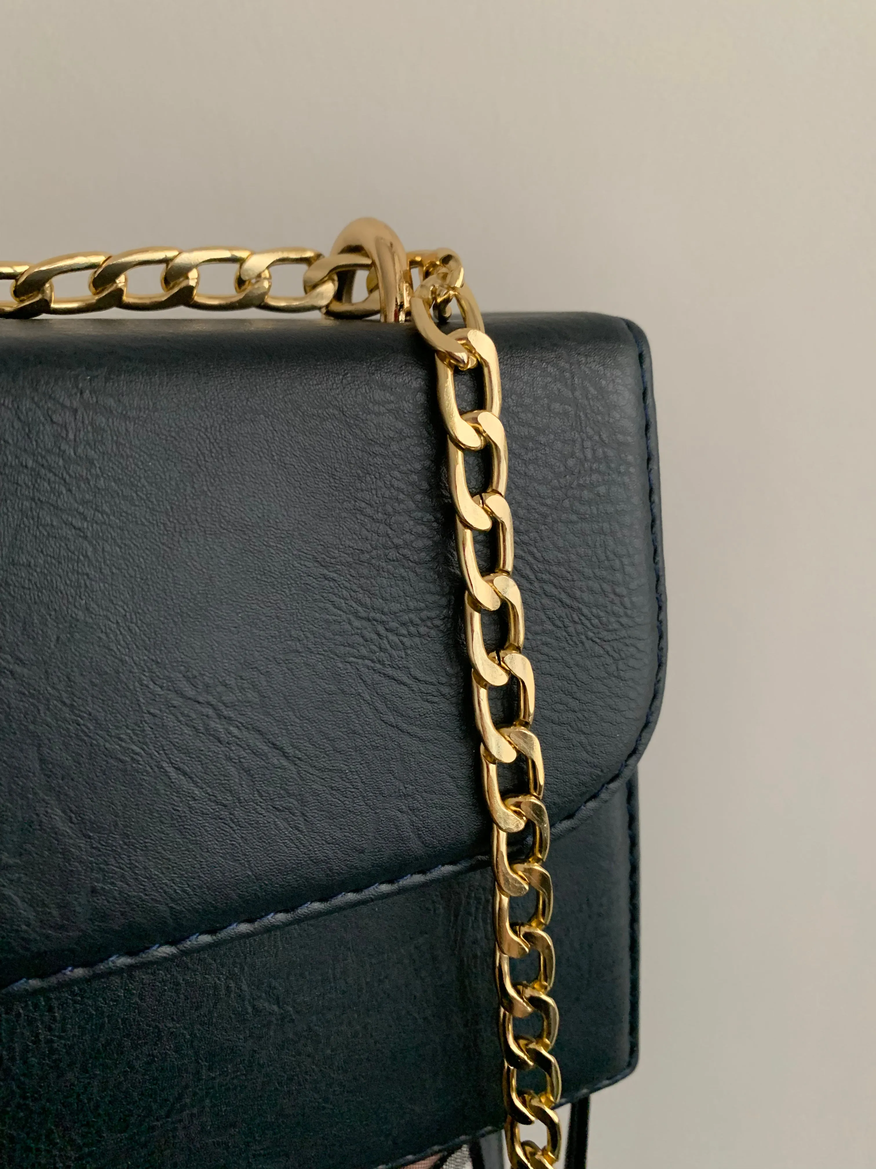 Leather chain handbag