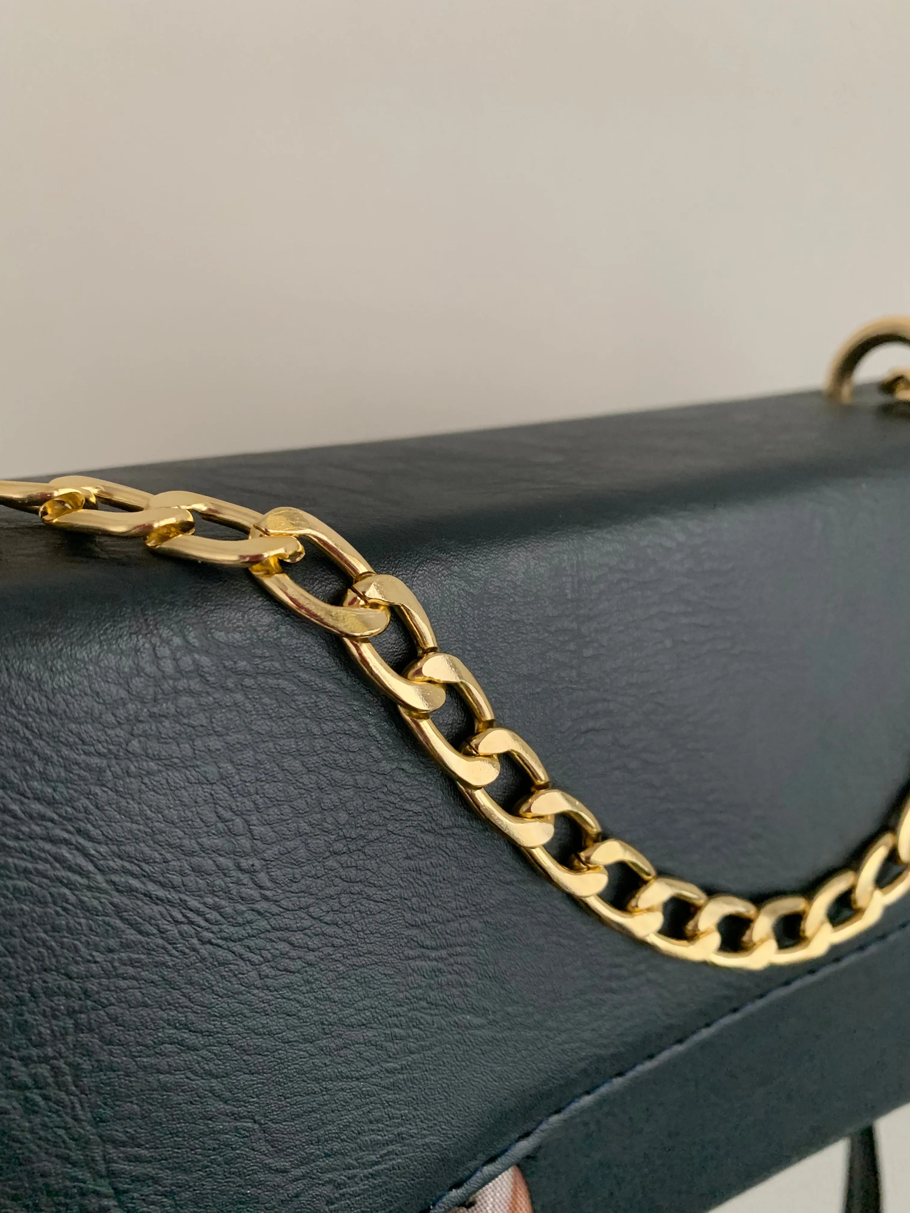 Leather chain handbag